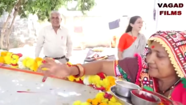 அரசியல்வாதிகளுக்கு ரொம்ப பிடிச்ச கார்... அப்பா, அம்மாவுக்கு பரிசாக கொடுத்து ஆச்சரியப்படுத்திய இளைஞர்...