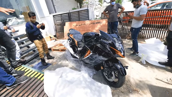 அருகாமையில் பார்க்க என்ன இவ்ளோ பயங்கரமா இருக்கு!! டெலிவிரிக்காக வந்தடைந்த சுஸுகி ஹயபுஸா பைக்... வீடியோ!