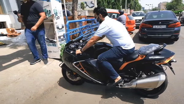 அருகாமையில் பார்க்க என்ன இவ்ளோ பயங்கரமா இருக்கு!! டெலிவிரிக்காக வந்தடைந்த சுஸுகி ஹயபுஸா பைக்... வீடியோ!
