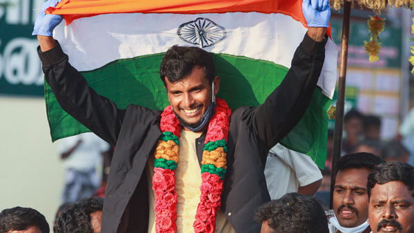 ஒன்றரை மணிநேரம் விமானத்திற்குள்ளேயே அடைப்பட்டு கிடந்த இந்திய கிரிக்கெட் வீரர்கள்!! காரணம் இதுதான்!