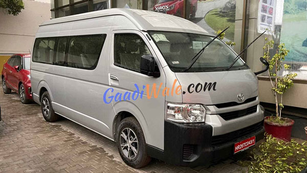 இந்திய ஷோரூம்களில் காட்சி தந்த 14 இருக்கைகள் கொண்ட டொயோட்டா எம்பிவி வாகனம்... செம்மையா இருக்கு!!