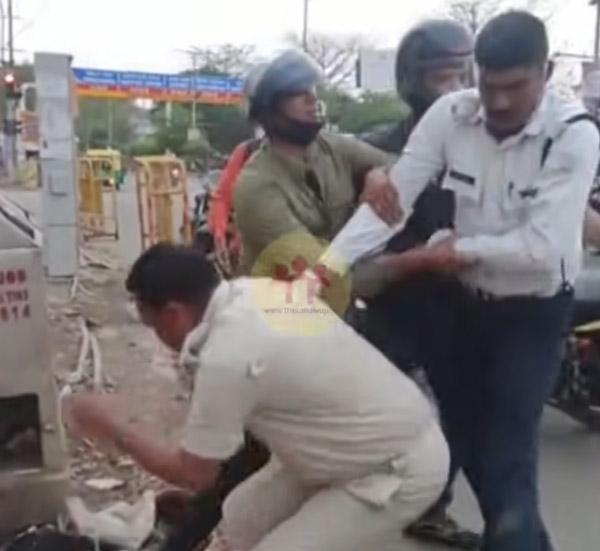 நடு ரோட்டில் குடுமிபிடி சண்டை! காவலர்களின் செயலால் மிரண்டுபோன பொதுமக்கள்... இதுக்கு காரணம் என்ன தெரியுமா?