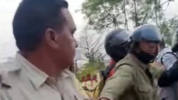 நடு ரோட்டில் குடுமிபிடி சண்டை! காவலர்களின் செயலால் மிரண்டுபோன பொதுமக்கள்... இதுக்கு காரணம் என்ன தெரியுமா?