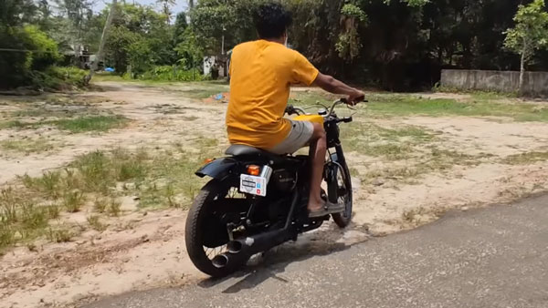 இது டிவிஎஸ் எக்ஸ்எல் பைக் என்றால் நம்ப முடிகிறதா!! ஹார்லி-டேவிட்சன் பைக்குகளே தோற்றுவிடும்...