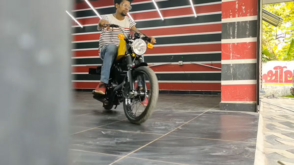இது டிவிஎஸ் எக்ஸ்எல் பைக் என்றால் நம்ப முடிகிறதா!! ஹார்லி-டேவிட்சன் பைக்குகளே தோற்றுவிடும்...