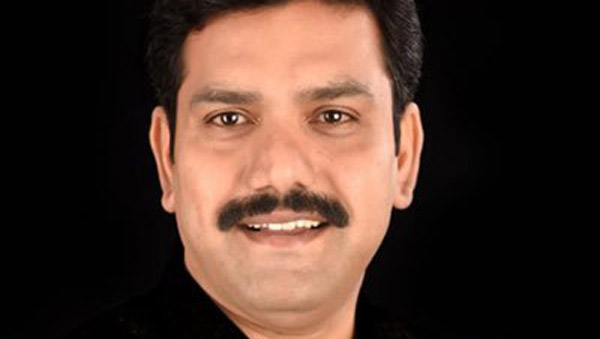 விதியை மீறி கோவிலுக்கு விசிட் கொடுத்த முதலமைச்சரின் மகன்... சொன்னாங்க பாருங்க ஒரு காரணம்... ஊரே சிரிக்குது!!