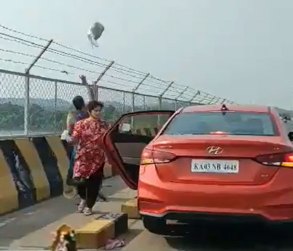 ஆற்றில் குப்பையை கொட்டிய பெண்ணுக்கு பாடம் புகட்டிய அதிகாரிகள்... என்ன தண்டனை குடுத்தாங்க தெரியுமா?