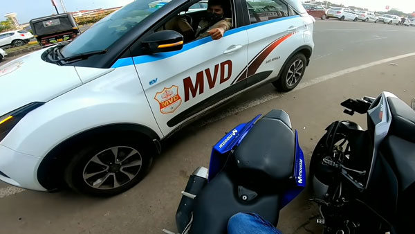 யமஹா ஆர்15 பைக்கருக்கு ரூ. 1,000 அபராதம் விதித்த போலீஸ்... காரணத்தை கேட்டு மிரண்டுபோன இருசக்கர வாகன ஓட்டிகள்!