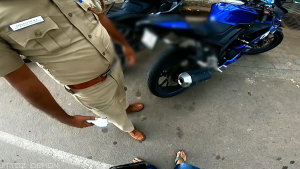 யமஹா ஆர்15 பைக்கருக்கு ரூ. 1,000 அபராதம் விதித்த போலீஸ்... காரணத்தை கேட்டு மிரண்டுபோன இருசக்கர வாகன ஓட்டிகள்!