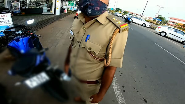 யமஹா ஆர்15 பைக்கருக்கு ரூ. 1,000 அபராதம் விதித்த போலீஸ்... காரணத்தை கேட்டு மிரண்டுபோன இருசக்கர வாகன ஓட்டிகள்!