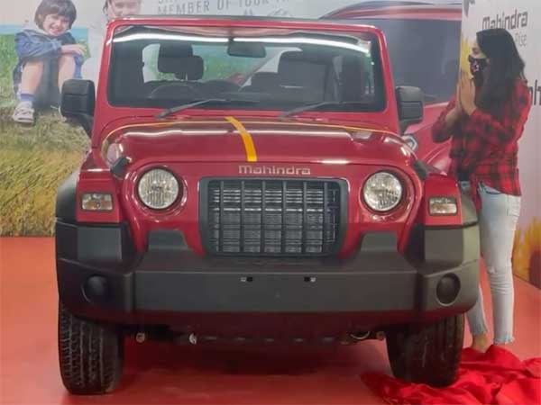 பென்ஸ் காரை வாங்கிய சில நாட்களிலேயே தார் காரை வாங்கிய நடிகை... ரொம்ப காத்திருந்து வாங்கியிருக்காங்க!