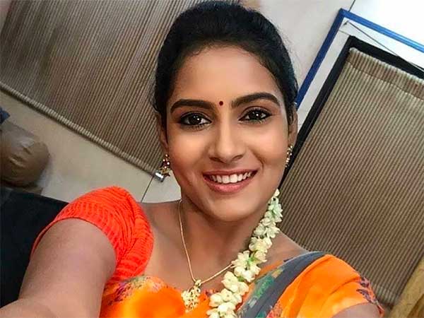 பென்ஸ் காரை வாங்கிய சில நாட்களிலேயே தார் காரை வாங்கிய நடிகை... ரொம்ப காத்திருந்து வாங்கியிருக்காங்க!