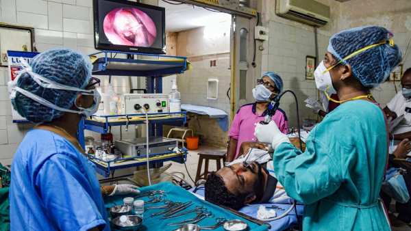 யாருக்கும் பயப்படாத போலீஸார்!! போர்ஷே கார் ஓட்டுனருக்கு அபராதம்... டெல்லியில் நடைபெற்றுள்ள தரமான சம்பவம்