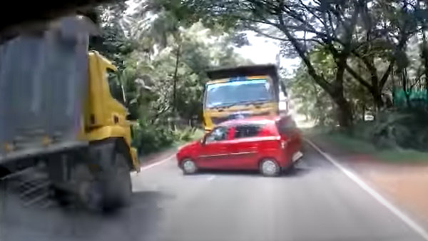 நல்லா போய்டு இருந்த காரை முட்டி இழுத்து சென்ற லாரி... இந்த வீடியோவ பாத்தீங்க லாரிக்கு முன்னால போகவே பயப்படுவீங்க!