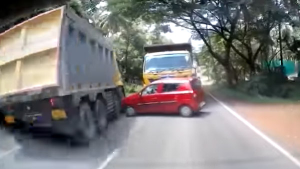 நல்லா போய்டு இருந்த காரை முட்டி இழுத்து சென்ற லாரி... இந்த வீடியோவ பாத்தீங்க லாரிக்கு முன்னால போகவே பயப்படுவீங்க!