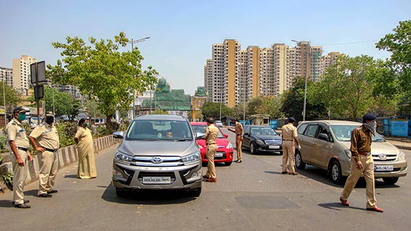 இப்படியா நடந்து கொள்வது? இளம் நடிகரும், நடிகையும் காரில் செய்த காரியம்... என்னனு தெரிஞ்சா கோவப்படுவீங்க...