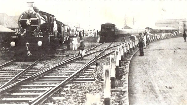 இந்தியாவின் முதல் சூப்பர் ஃபாஸ்ட் ரயிலின் பிறந்தநாளை கேக் வெட்டி கொண்டாடிய பயணிகள்... இதோட வயசு எவ்ளோ தெரிஞ்சா ஆச்சரியப்படுவீங்க!!
