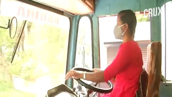 டேங்கர் லாரி ஓட்ட லைசன்ஸ் வைத்திருக்கும் 24 வயது பெண்!! தடுத்து நிறுத்தி பல்ப் வாங்கிய வாகன துறை அதிகாரிகள்