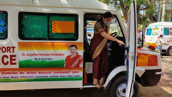 என்ன ஒரு தாராள மனசு... மருத்துவமனைக்கு புதியதாக 4 ஆம்புலன்ஸ்!! வாங்கி கொடுத்து ஓட்டியும் பார்த்த பெண் எம்எல்ஏ