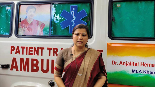 என்ன ஒரு தாராள மனசு... மருத்துவமனைக்கு புதியதாக 4 ஆம்புலன்ஸ்!! வாங்கி கொடுத்து ஓட்டியும் பார்த்த பெண் எம்எல்ஏ