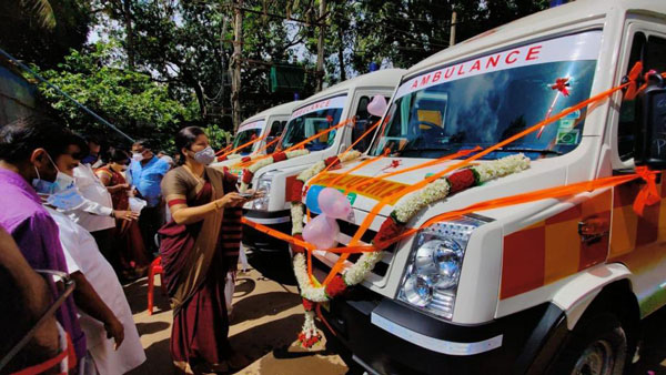 என்ன ஒரு தாராள மனசு... மருத்துவமனைக்கு புதியதாக 4 ஆம்புலன்ஸ்!! வாங்கி கொடுத்து ஓட்டியும் பார்த்த பெண் எம்எல்ஏ