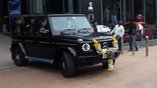 ஒரே நாளில் ஒரே மாதிரியான 2 பென்ஸ் கார்களை வாங்கிய குடும்பம்! விலையை மட்டும் கேட்காதீங்க!! தூக்கி வாரி போட்றும்
