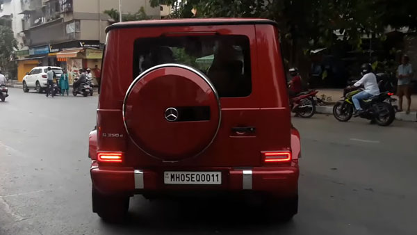 ஒரே நாளில் ஒரே மாதிரியான 2 பென்ஸ் கார்களை வாங்கிய குடும்பம்! விலையை மட்டும் கேட்காதீங்க!! தூக்கி வாரி போட்றும்
