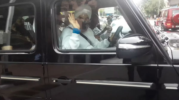 ஒரே நாளில் ஒரே மாதிரியான 2 பென்ஸ் கார்களை வாங்கிய குடும்பம்! விலையை மட்டும் கேட்காதீங்க!! தூக்கி வாரி போட்றும்