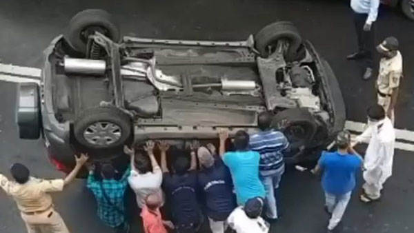அவ்வளவு பரபரப்பான சாலையில் எப்படி கார் கவிழ்ந்திருக்கும்? ஈக்கோஸ்போர்ட் இவ்வளவு இலகுவானதா? வைரல் வீடியோ!