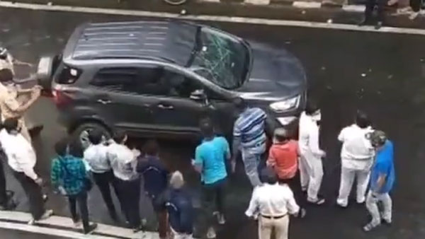 அவ்வளவு பரபரப்பான சாலையில் எப்படி கார் கவிழ்ந்திருக்கும்? ஈக்கோஸ்போர்ட் இவ்வளவு இலகுவானதா? வைரல் வீடியோ!