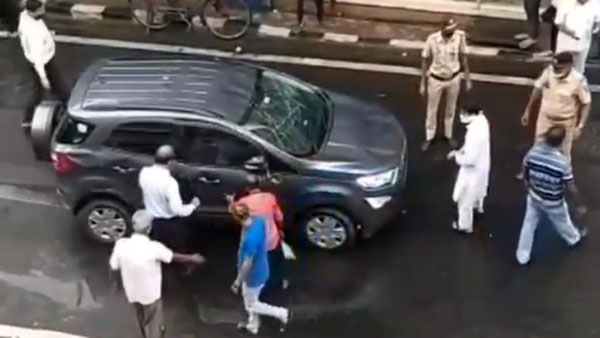 அவ்வளவு பரபரப்பான சாலையில் எப்படி கார் கவிழ்ந்திருக்கும்? ஈக்கோஸ்போர்ட் இவ்வளவு இலகுவானதா? வைரல் வீடியோ!