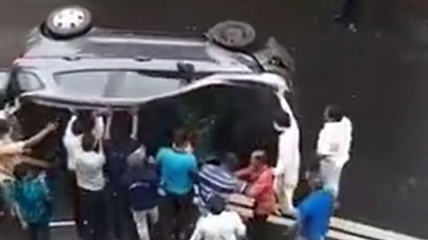 அவ்வளவு பரபரப்பான சாலையில் எப்படி கார் கவிழ்ந்திருக்கும்? ஈக்கோஸ்போர்ட் இவ்வளவு இலகுவானதா? வைரல் வீடியோ!