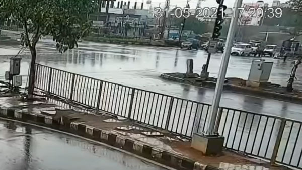 சிக்னலில் ரெட் லைட் எரியும்போது நிற்காமல் சென்றால் என்ன நடக்கும் தெரியுமா? அதிர்ச்சியளிக்கும் வீடியோ...