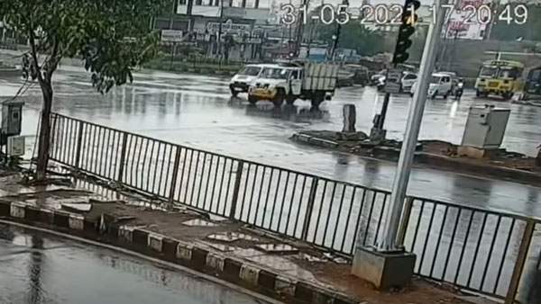 சிக்னலில் ரெட் லைட் எரியும்போது நிற்காமல் சென்றால் என்ன நடக்கும் தெரியுமா? அதிர்ச்சியளிக்கும் வீடியோ...