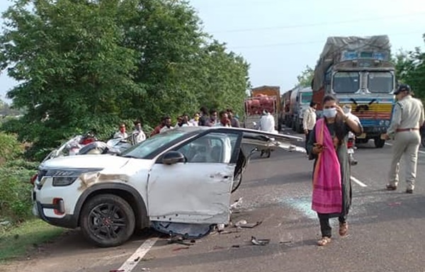 அதிவேகத்தால் பயங்கர விபத்து... இரண்டாக உடைந்த கியா செல்டோஸ் கார்!