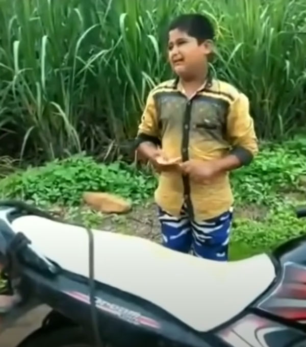 போலீஸ்காரர்கள் எதிரிலேயே பைக்கை ஸ்டார்ட் செய்து ஓட்டி சென்ற சிறுவன்... அதுக்கு முன்னாடி என்ன நடந்துச்சு தெரியுமா?