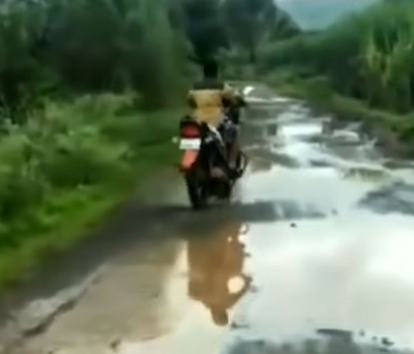 போலீஸ்காரர்கள் எதிரிலேயே பைக்கை ஸ்டார்ட் செய்து ஓட்டி சென்ற சிறுவன்... அதுக்கு முன்னாடி என்ன நடந்துச்சு தெரியுமா?