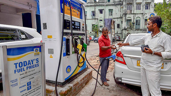 ரூ. 1.45க்கு பெட்ரோலா... பேசமா இந்த நாட்டுக்கு போய்டலாமா?.. உலக நாடுகளின் எரிபொருள் விலை விபரம்!!