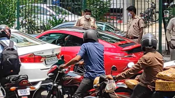 யாருக்கும் பயப்படாத போலீஸார்!! போர்ஷே கார் ஓட்டுனருக்கு அபராதம்... டெல்லியில் நடைபெற்றுள்ள தரமான சம்பவம்