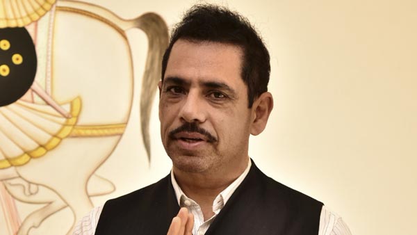 சோனியா காந்தியின் மருமகன் காருக்குள் இருந்தபோது நடந்த பரபரப்பு சம்பவம்... வெயிட் காட்டிய போலீஸ்!