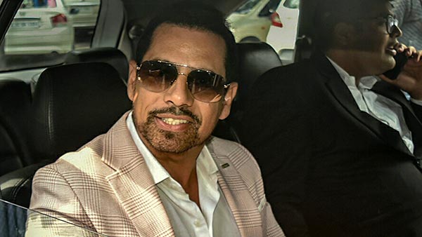 சோனியா காந்தியின் மருமகன் காருக்குள் இருந்தபோது நடந்த பரபரப்பு சம்பவம்... வெயிட் காட்டிய போலீஸ்!