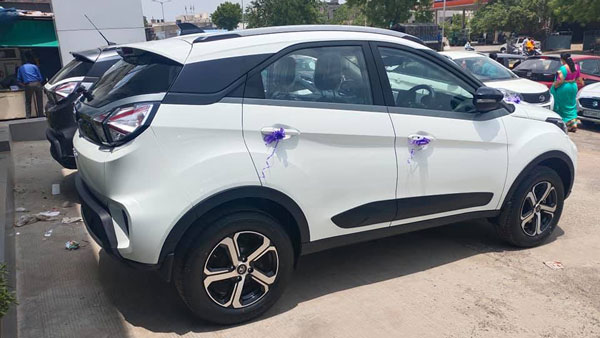 விலையை உயர்த்தாமல் அப்கிரேட்களை வழங்கும் டாடா!! நெக்ஸான் எலக்ட்ரிக் காரை இனி இந்த அம்சங்களுடன் பெறலாம்!