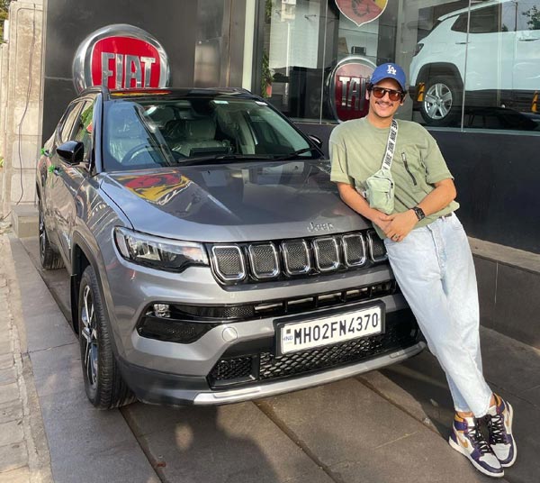 கால் டாக்சிகளுக்கு 'குட் பை'... புதிய கார் வாங்கிட்டேன்... விலையுயர்ந்த காரை வாங்கிய பிரபல நடிகர்...