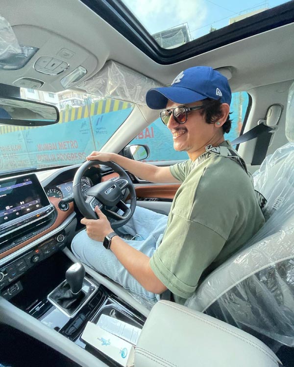 கால் டாக்சிகளுக்கு 'குட் பை'... புதிய கார் வாங்கிட்டேன்... விலையுயர்ந்த காரை வாங்கிய பிரபல நடிகர்...