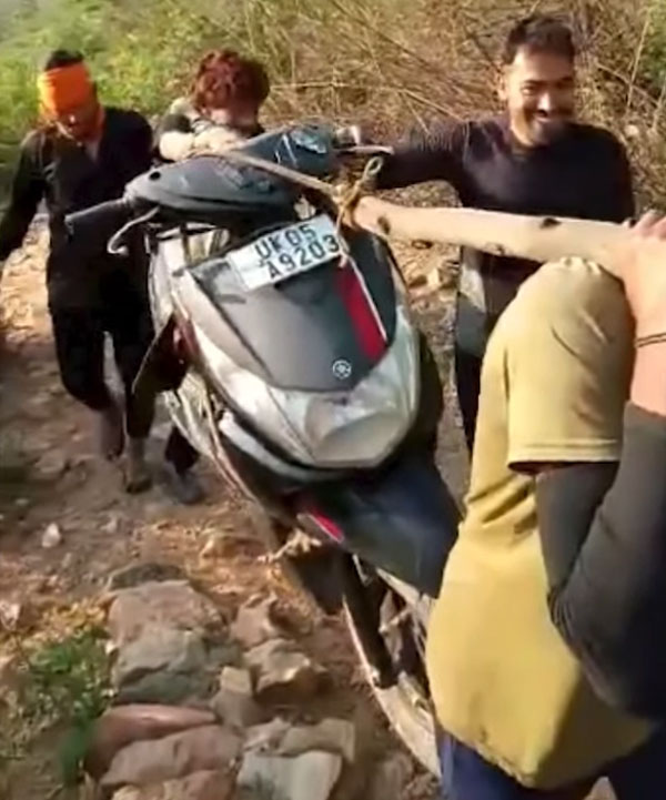 டிஜிட்டல் இந்தியாவில் இதுதான் நிலையா? சாலையில்லாததால் ஸ்கூட்டரை சுமந்து சென்ற இளைஞர்கள்!!