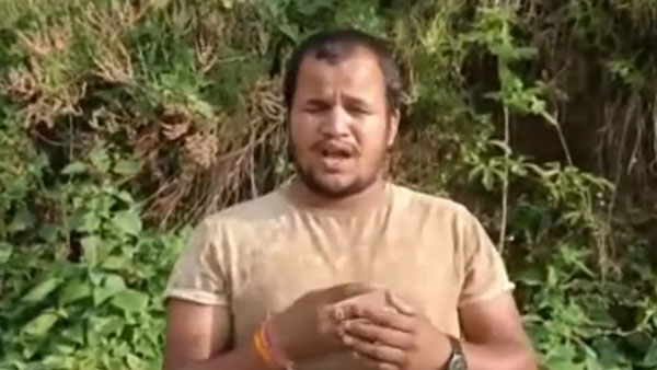 டிஜிட்டல் இந்தியாவில் இதுதான் நிலையா? சாலையில்லாததால் ஸ்கூட்டரை சுமந்து சென்ற இளைஞர்கள்!!