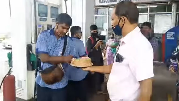 கேக், சாக்லேட் என வாகன ஓட்டிகளை மிரள வைத்த ஆம் ஆத்மி கட்சியினர்... ஒன்றிய அரசை இப்படிகூடவா விமர்சிப்பாங்க!
