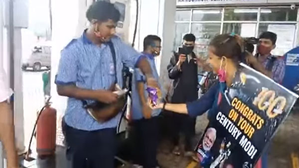 கேக், சாக்லேட் என வாகன ஓட்டிகளை மிரள வைத்த ஆம் ஆத்மி கட்சியினர்... ஒன்றிய அரசை இப்படிகூடவா விமர்சிப்பாங்க!