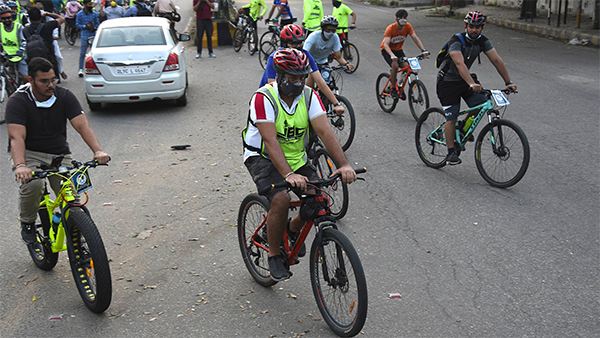 பெட்ரோல், டீசல் விலை கண்ண கட்டுது... பேசாம த்ரிஷா வழியை நாமலும் ஃபாலோ பண்ணீர வேண்டியதுதான்!