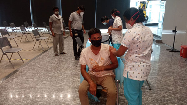 தமிழகத்தில் பணிபுரியும் ட்ரக் டிரைவர்களுக்கு வேக்சின்... டைம்லர் நிறுவனத்தின் செம்ம நடவடிக்கை!
